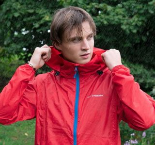 🌧️ Týden deště je tady. Ale ty zůstáváš v suchu. Bunda Trimm MARK je lehká jako pírko, ale ustojí i pořádnej liják. 🔴...